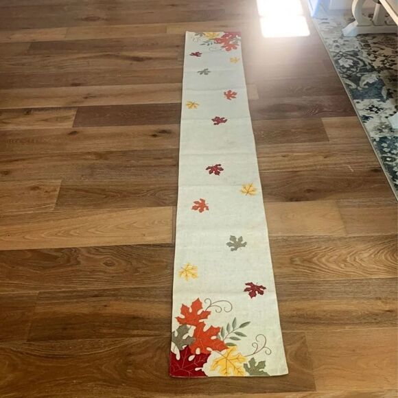 Fall Leaves Thanksgiving Tablerunner - Picture 2 of 4